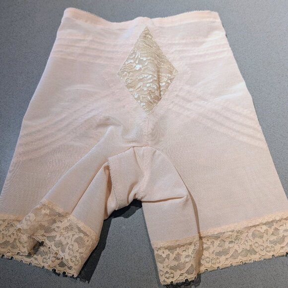 Rago High-waisted shapeware shorts in Beige - Picture 2 of 4